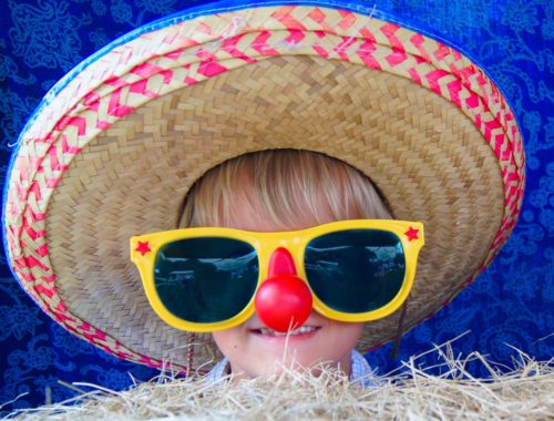 kislány kalapban bohócorral és szemüveggel