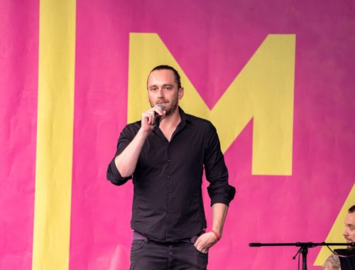 fekete inges férfi előadást tart