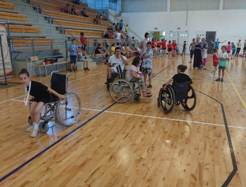 kerekesszékezés a tornateremben