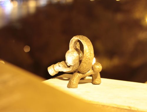 kockásfülü nyúl szobor