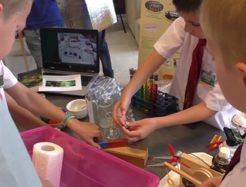 gyerekek kísérleteznek