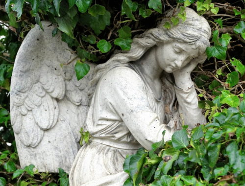 fejét támasztó angyal szobor