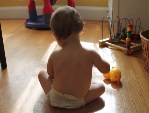 kisbaba ül a padlón