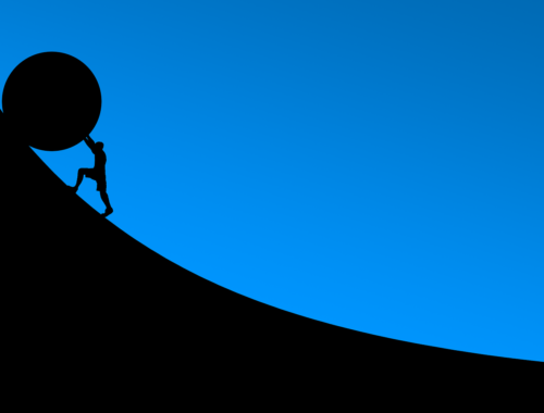 férfi egy nagy golyót tol a hegyen