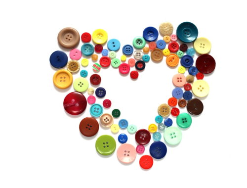 szív színes gombokból kirakva