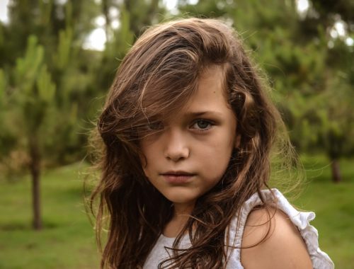 kislány a természetben