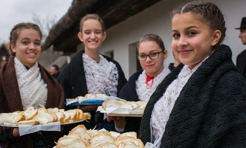 fiatal lányok szendvicsekkel a kezükben