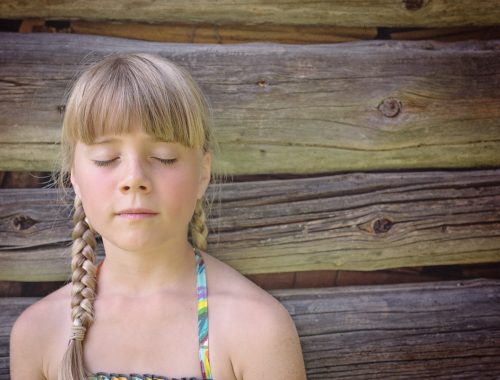 kislány becsukott szemekkel