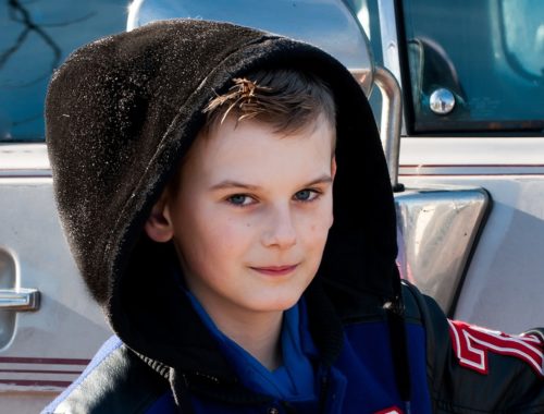 kisfiú kapucnival a fején