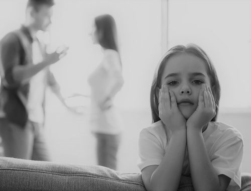 szülők veszekednek a gyerek szomorú