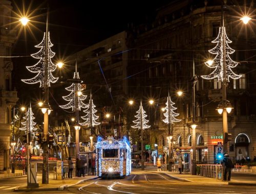 karácsonyi díszítés az utcán, villamos
