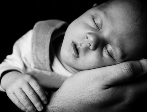 csecsemő a tenyérben