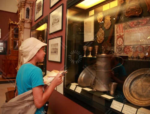 múzemban jegyzetelő gyerek