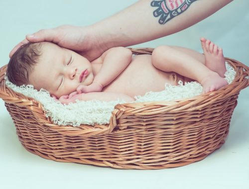 alvó babát simogató kéz