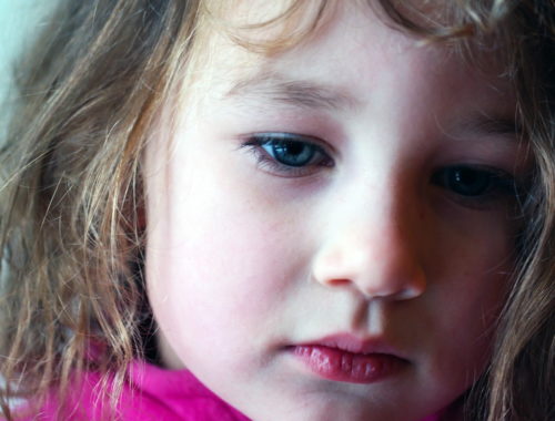 kislány arca közelről
