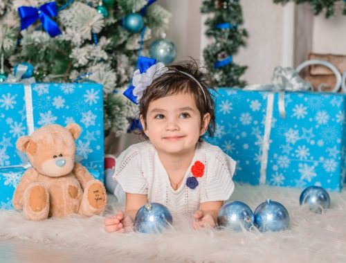 ajándékdobozok mellett gyerek