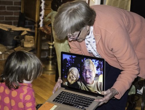 nagypapáékkal beszélgetés laptopon