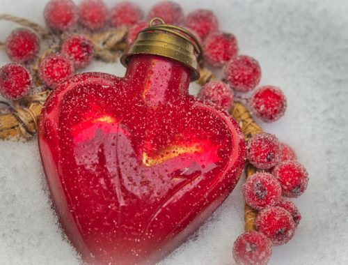 piros szívecske dísz bogyókkal