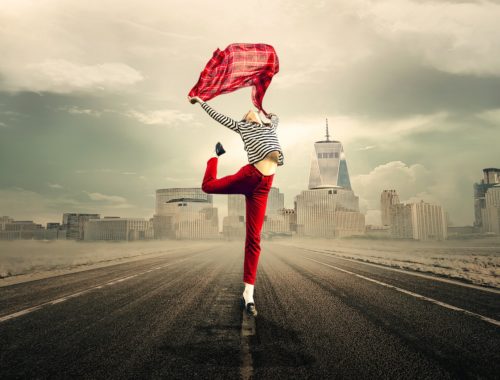 táncoló lány az úton