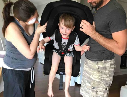 szülők játszanak a gyerekkel