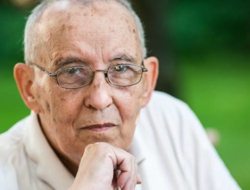 idős szemüveges férfi