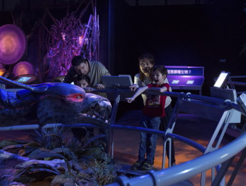 Avatar kiállításon gyerekkekkel