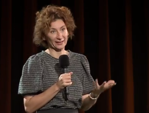 mikrofonnal beszélő nő