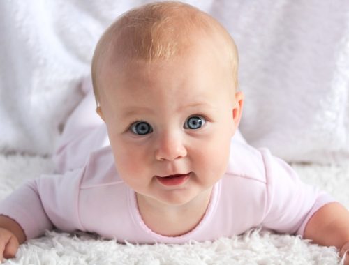 szőke kisbaba kék szemekkel