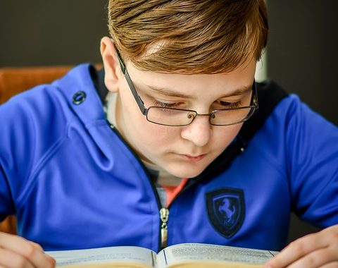 olvasó szemüveges fiú