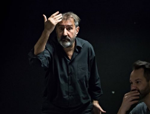 fekete inges férfi előadást tart