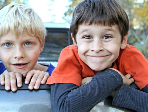 szőke és barna hajú fiúk