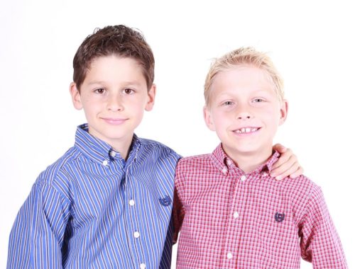 szőke és barna hajú fiúk kockás ingben