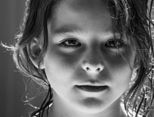 fekete fehér kép egy vizes hajú gyerekről