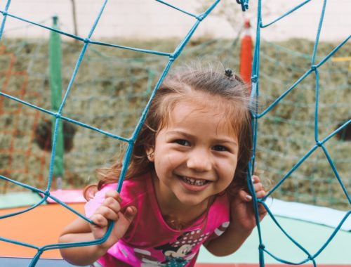 trambulinban boldog gyerek