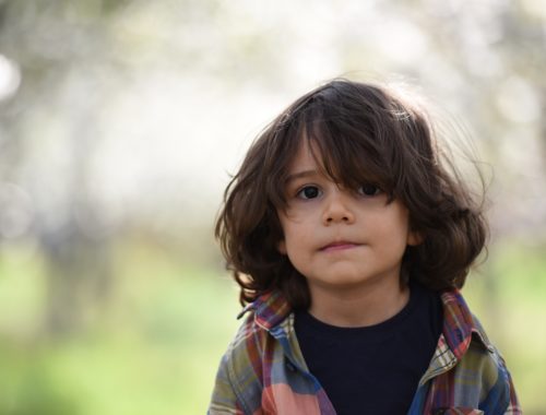 fekete hosszú hajú gyerek