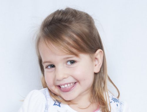 mosolygó kisgyerek kinyújtott nyelvel