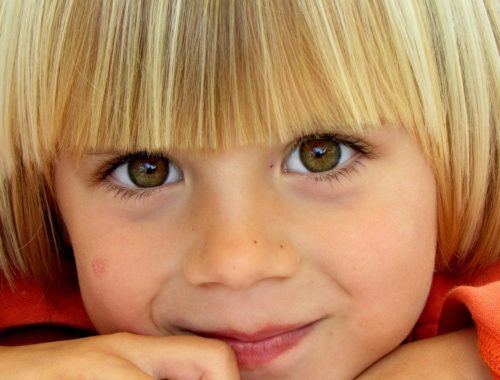 szőke kisgyerek, nagy barna szemekkel