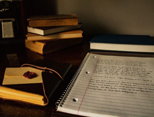 füzet könyvekkel és levéllel