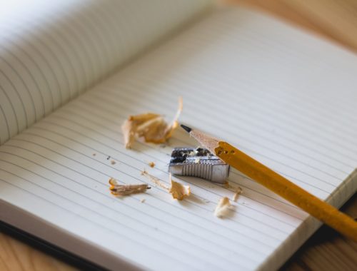 füzet ceruzával és hegyezővel