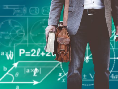 diák bőrtáskával vastag könyvel, egyetem