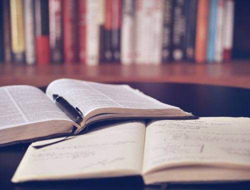 Biblia és jegyzetfüzet