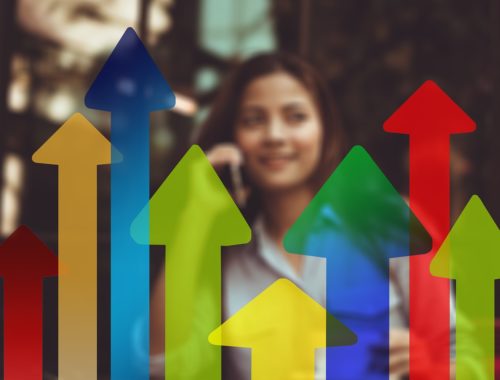 színes nyilak, háttérben egy nővel