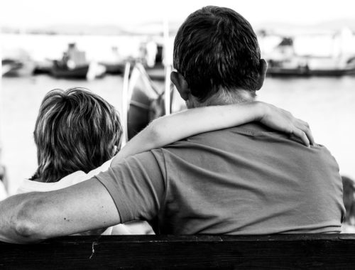 apuka átkarolja a kisfiát