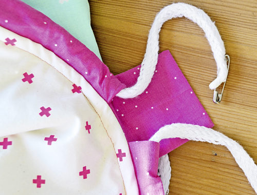 színes anyag zsinórral