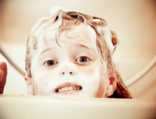 kisgyerek feje habos