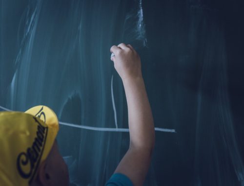 kisgyerek ír a táblára