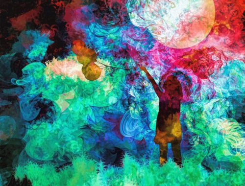 színes füstjelek és kislány lufival a kezében