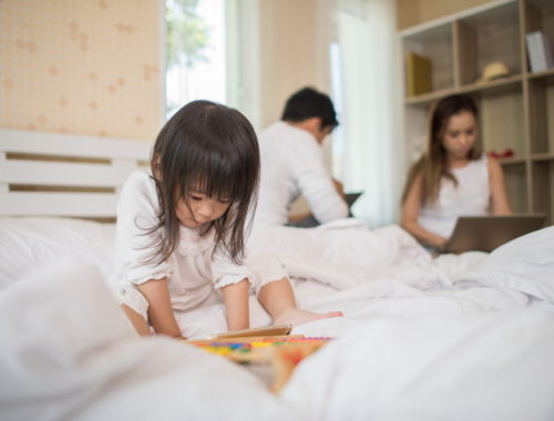 család elektronikai eszközöket bámul