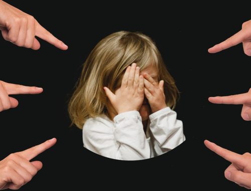 ujjal mutogatnak egy kislányra