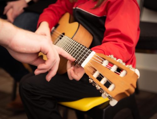 gyerek gitározni tanul